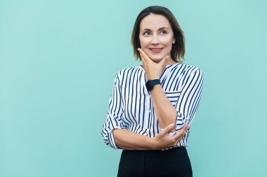 Düşünceli busineswoman uzağa bakarak iken, stan çenesi dokunmatik