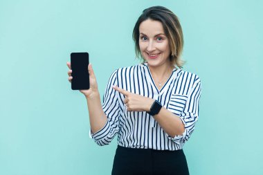 Teknolojileri kavramı. Sevimli sarışın iş kadın işaret parmağı