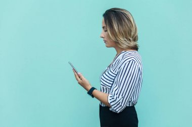 Mutsuz bir iş kadını, yalnız mavi duvar ceza yan görünüm