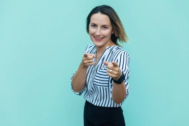 Hey siz! Seksi iş kadını, parmak işaret ve bakarak 