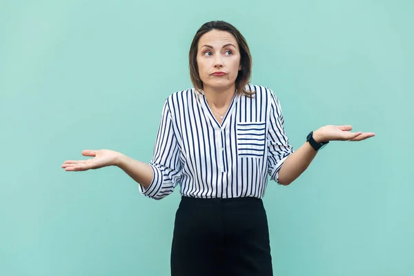 Ich weiß es nicht. schöne blonde Geschäftsfrau mit Blick auf Kameramann — Stockfoto