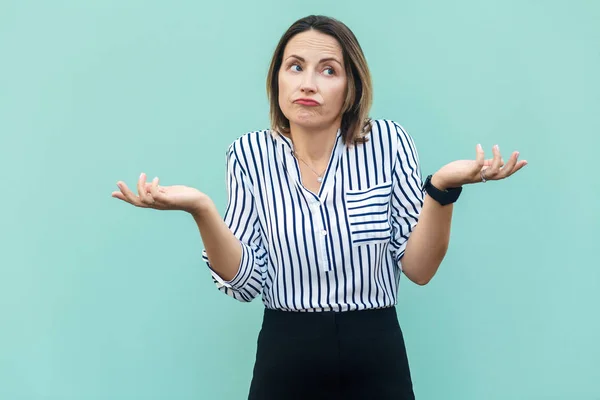 Bilmiyorum. Camer görünümlü yakışıklı sarışın iş kadını