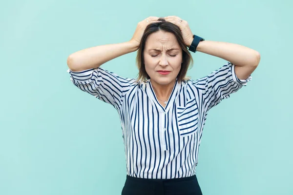 Schlechte Emotionen und Gefühle Konzept. Kopfschmerzen. Geschäftsfrau touc — Stockfoto