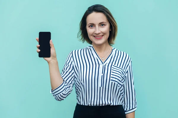 Erfolg und schöne Geschäftsfrau zeigt neues Smartphone und — Stockfoto