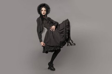 Siyah elbise ve klasik Gotik arpacık esmer kadın portresi