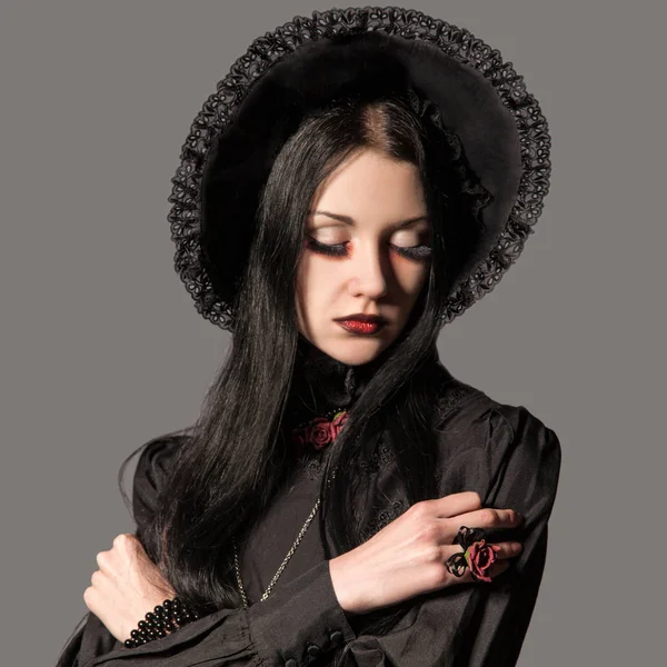 Portrét brunetka žena v černých šatech a klasické gothic chlívku — Stock fotografie
