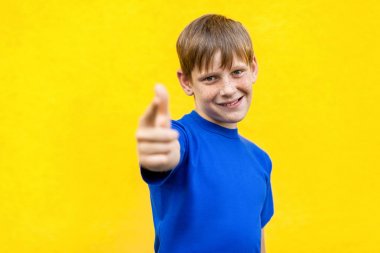 Mutluluk çocuk yaşasın, kamera ve dişlek gülümseme bakarak. 