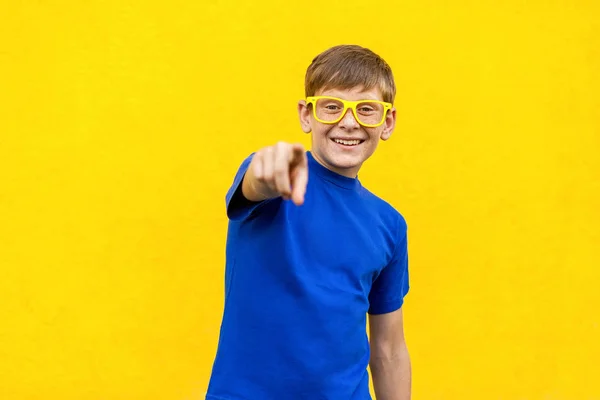 Hey u! Geluk sproeterig jongen in gele glazen, wijzen finge — Stockfoto