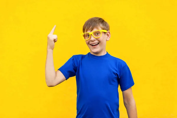 Sproeterig jongen heeft een idee, wijzen met de vinger omhoog geïsoleerd — Stockfoto