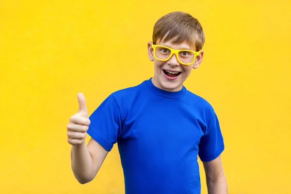 Success and happiness thumbs up, looking at camera and toothy sm — Stock Photo, Image