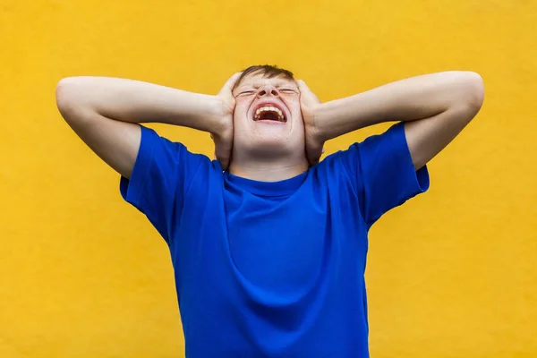 Hoofdpijn. Jonge jongen aanraken van het hoofd en hebben een migraine. — Stockfoto