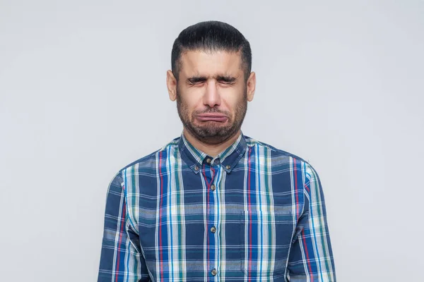 Retrato de homem infeliz e deprimido com cabelo preto, sentindo um — Fotografia de Stock