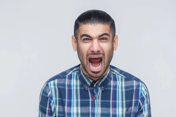 Männer brüllen! der wütende Geschäftsmann, der mit geschlossenen Augen schreit. — Stockfoto