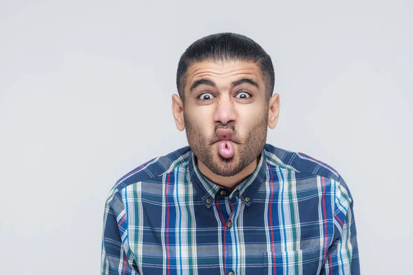 Comic Gesichter Konzept. Lustiger Hipster zeigt dummes Gesicht und Looki — Stockfoto