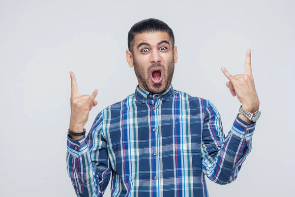 ¡Su bebé del rock and roll! Divertido hombre de negocios mirando a la cámara con — Foto de Stock