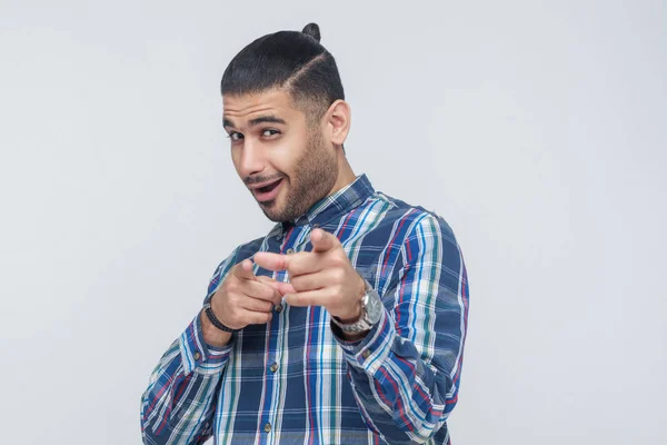 ¡Eres un hombre genial! Barbudo, señalando con el dedo y mirando un — Foto de Stock