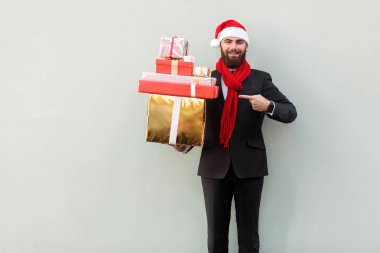 Genç Yetişkin işadamı işaret parmağı çok renkli üzerinde bo hediye