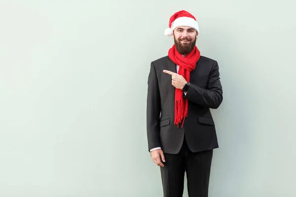 Empresario apuntando espacio de copia. Hombre de negocios guapo con oso — Foto de Stock