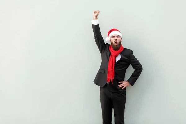 Übermenschen-Stil. Geschäftsmann jubelt über seinen Erfolg. isoliert — Stockfoto