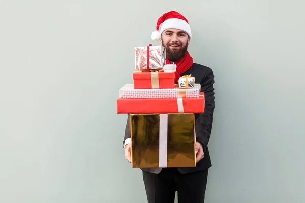 Geschäftsmann hält viele Geschenkkartons in der Hand und blickt in Kamera und Kamera — Stockfoto