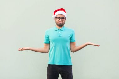 Negatif insan duyguları, yüz ifadeleri. Şaşkın sakallı adam