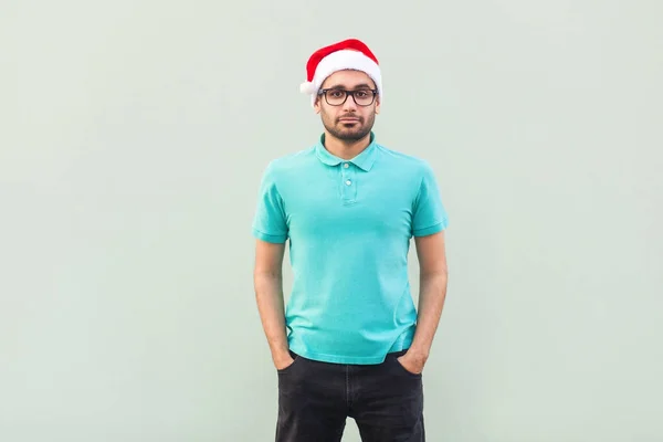 Happiness bearded man in shristmas red hat and black glasses sta — Stock Photo, Image