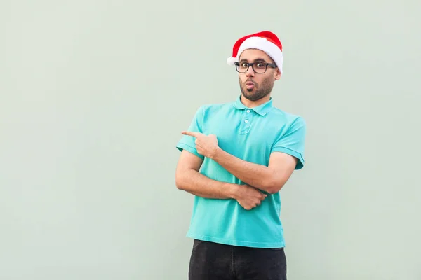 Homem barbudo incrível na taça de Natal com barba na sacudida. Ponto — Fotografia de Stock