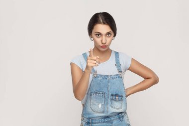 Uyarı işareti. Camer arayan genç yetişkin Orta Doğu kadın