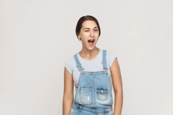 La joven adulta hermosa mujer árabe, sonrisa de dientes y guiño en c — Foto de Stock