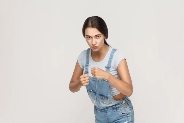 Boxe. Jovem mulher indiana adulta, pronta para a luta no backgr cinza — Fotografia de Stock