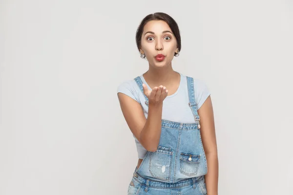 Joven chica gitana adulta, posando sobre fondo gris, mirando — Foto de Stock