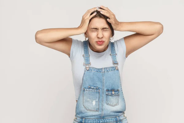 Dåliga känslor koncept. Huvudvärk. Gypsy woman touchin — Stockfoto