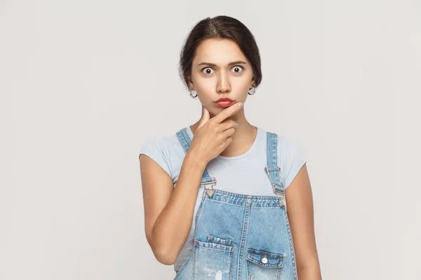 Mujer hispana asombrada mirando a la cámara con grandes ojos y touchi —  Fotos de Stock