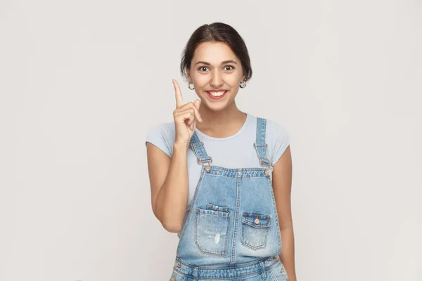 Den vackra latin flickan fick idén och hon upp sitt finger — Stockfoto