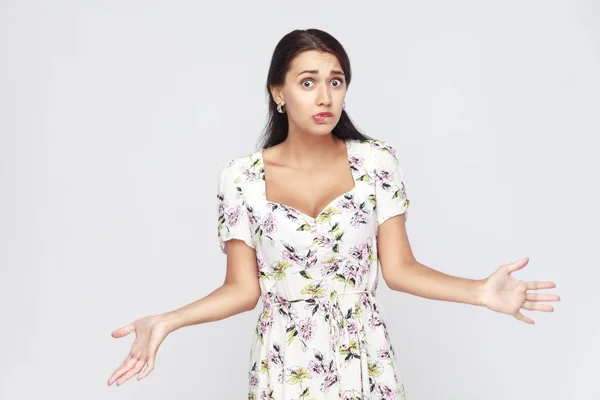 Não sei. Não sei. Mulher confusa em vestido de flor. Emot humano negativo — Fotografia de Stock