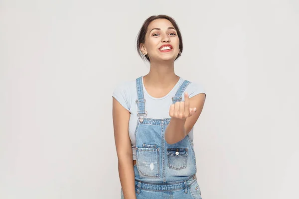 Kom naar me! Passie en sensualiteit Latijnse vrouw. Beet lippen, looki — Stockfoto