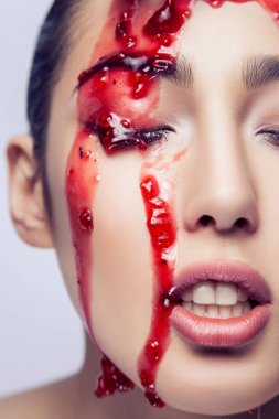 Vogue çıplak model açık ağız. Suratında reçel 