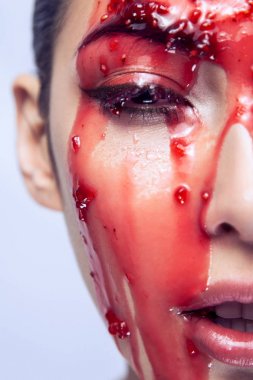 Güzel genç model kameraya bak yaşıyor ile seyir. 