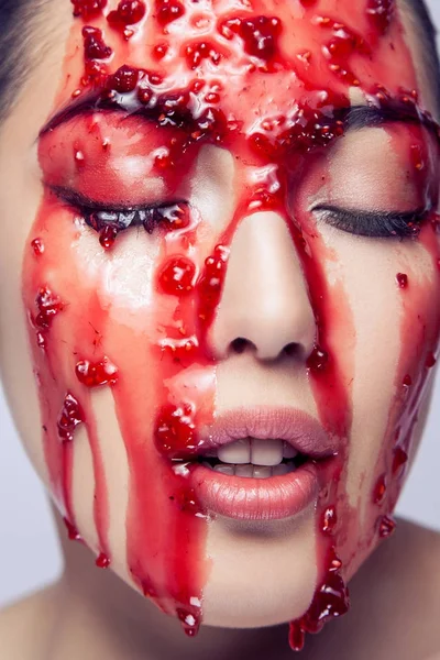 Beyaz model mükemmel makyaj ile portresi. Reçel akan 