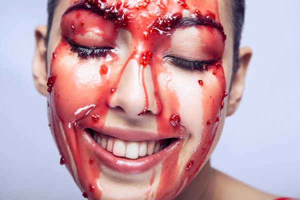 La felicidad la muchacha hermosa en la confitura de frambuesa o de fresa. Mermelada i —  Fotos de Stock