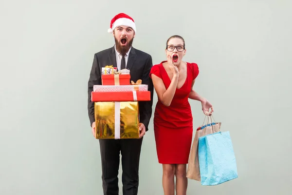 Pas question ! Incroyable homme barbu en chapeau rouge et femme en robe rouge — Photo