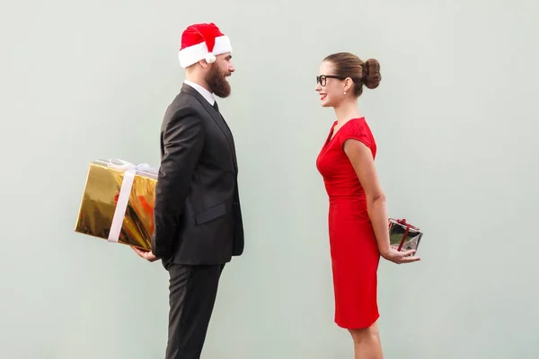 Geluk koppel op zoek elkaar en houden de doos van de gift — Stockfoto