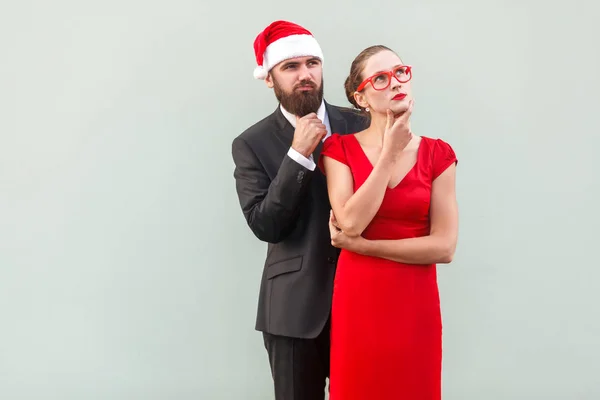 Hombre de negocios y mujer bien vestidos mirando hacia otro lado — Foto de Stock