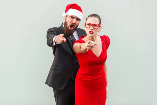 Ehi, tu. Davvero uomo d'affari e donna guardando la macchina fotografica — Foto Stock