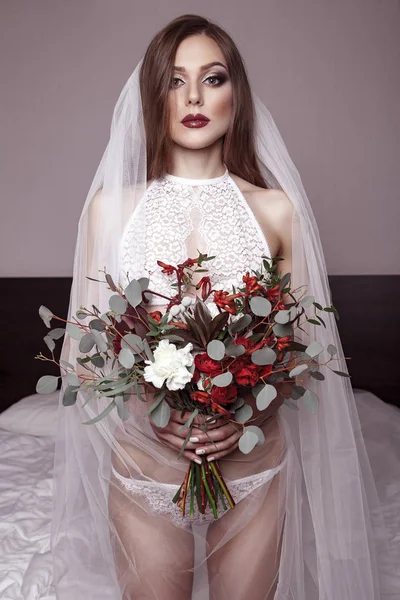 Ritratto di una sposa sexy in velo, in attesa di un partner durante w — Foto Stock