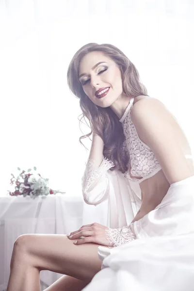 Felicidade mulher nua em calcinha branca sexy, sutiã e camisa de noite. Seja — Fotografia de Stock