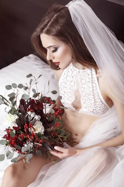 Bekijk above mooie vrouw in bruids ondergoed. Meisje sittin — Stockfoto