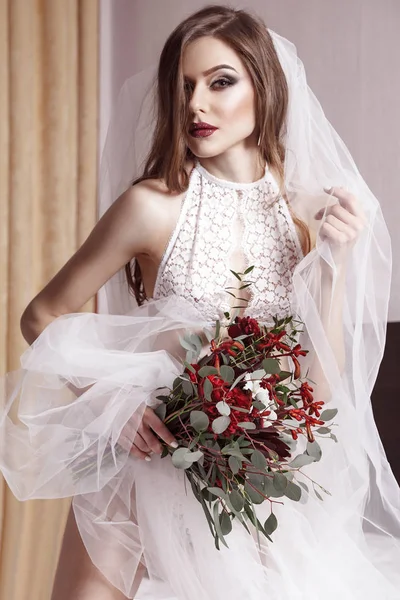 Señora sensual sexy en lencería blanca elegante usando velo de boda —  Fotos de Stock