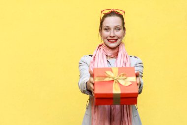 Onun senin için. Bir kutu tutan teslim kadın. 