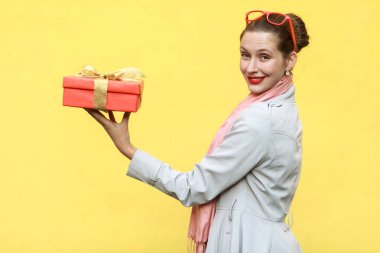 Aşk ile Hediyelik kullanır. İlginç zencefil genç yetişkin kadın ayakta pr